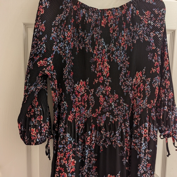 Flattering pleated top with small flower pattern - Picture 2 of 3